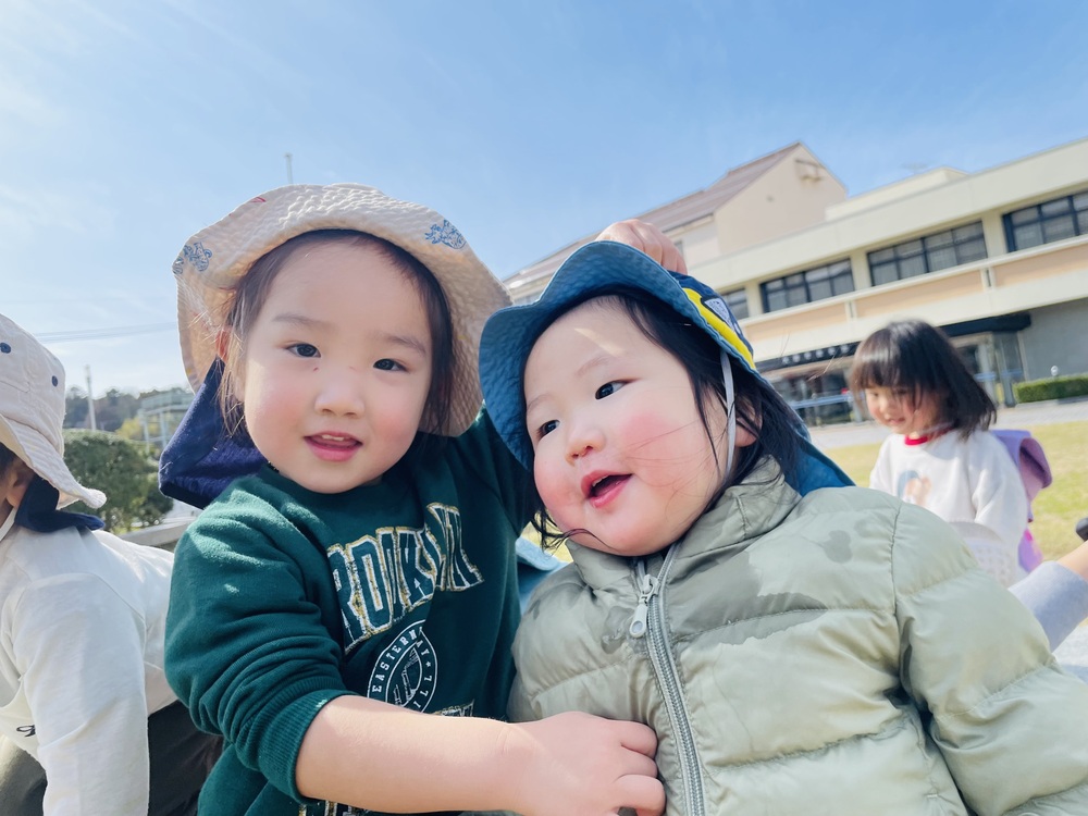 市民会館で遊ぶ子ども (2)