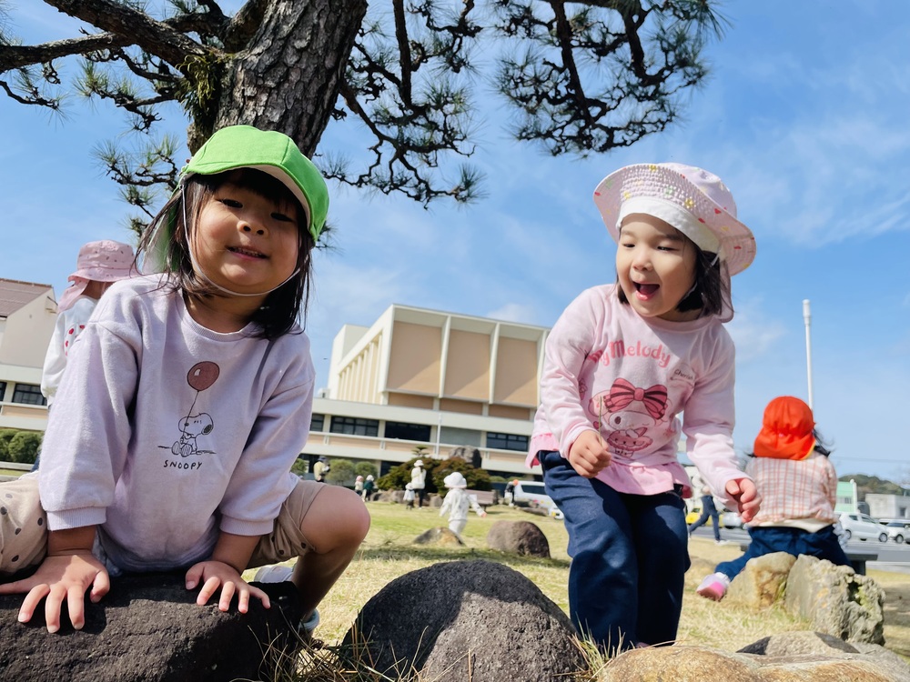 市民会館で遊ぶ子ども (3)