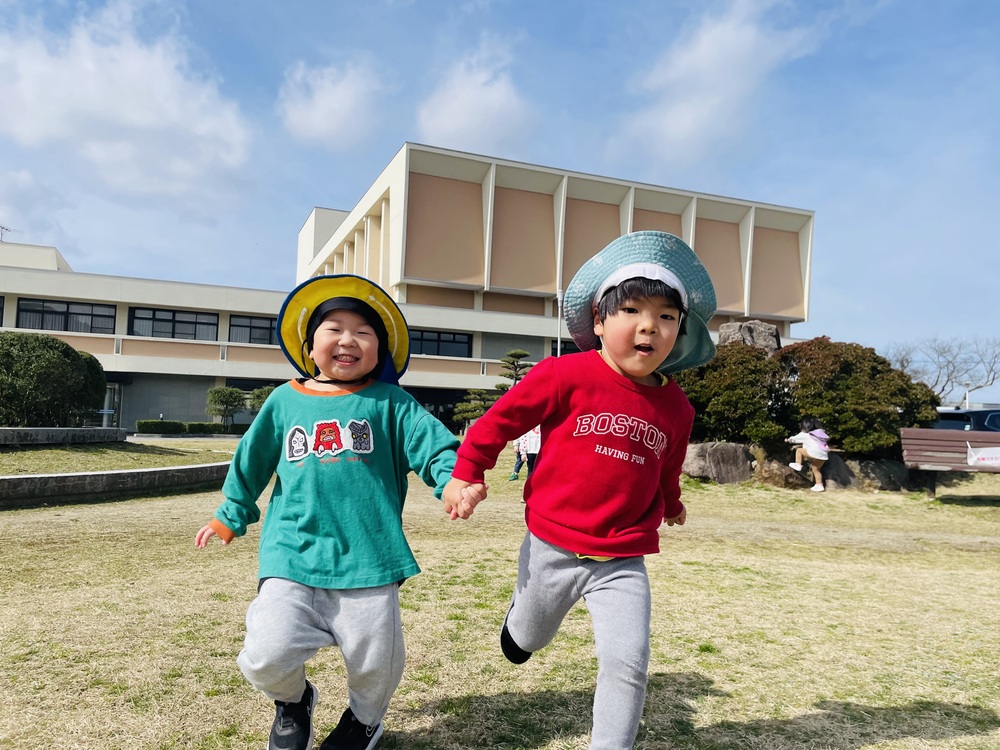 市民会館で遊ぶ子ども (4)