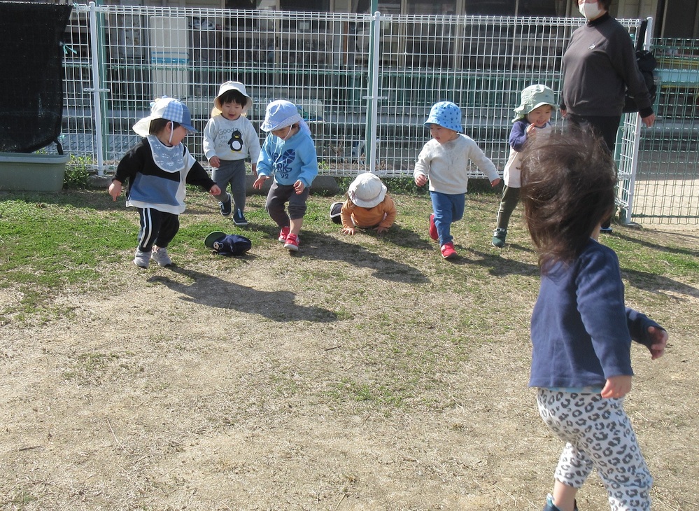 園庭で遊んでいる