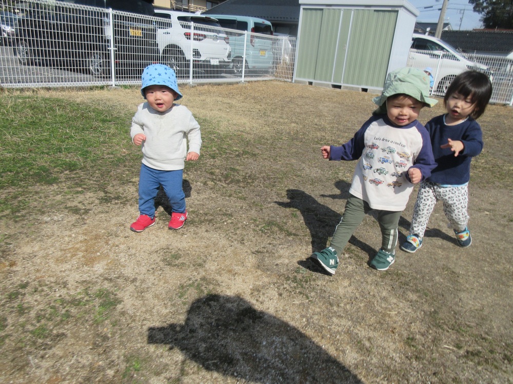 園庭で遊んでいる