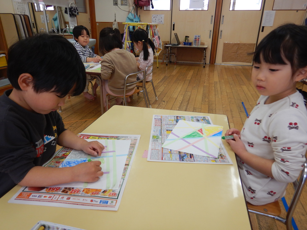 色塗りをしている様子 (1)