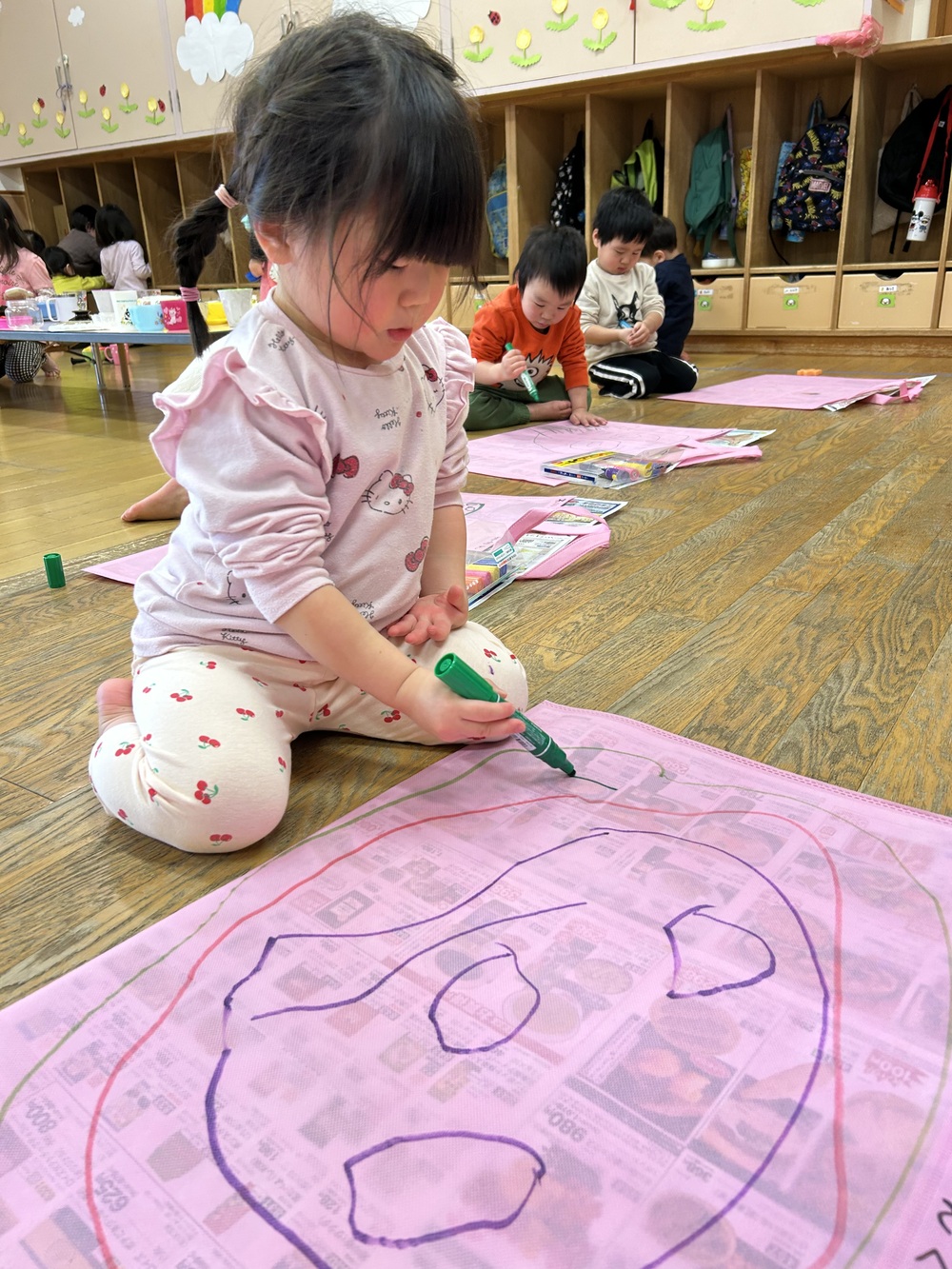お絵描きをする子ども (2)