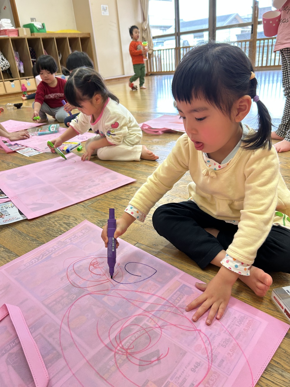 お絵描きをする子ども (3)