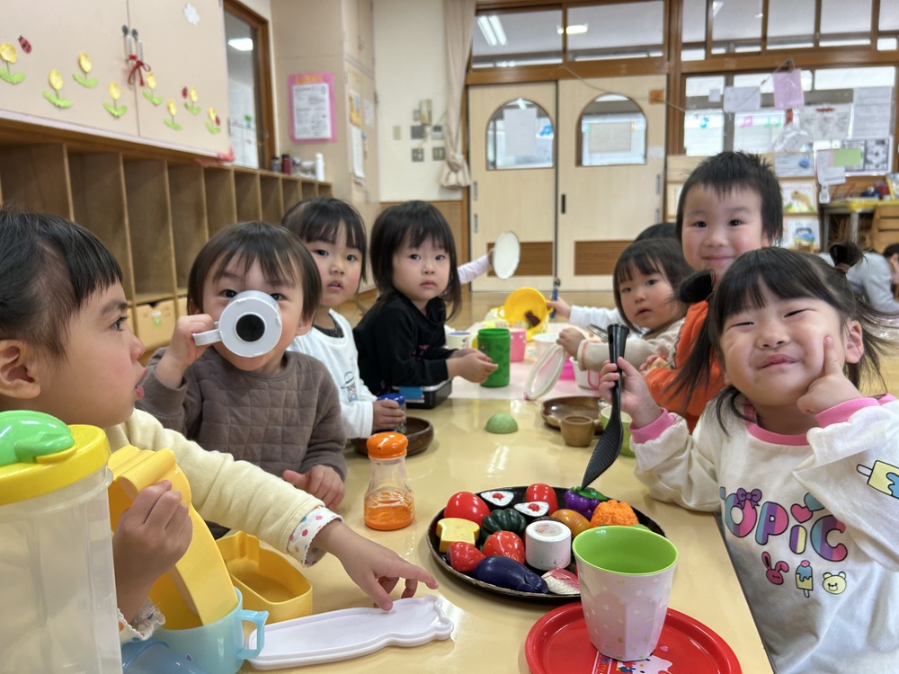 おままごとをする子ども