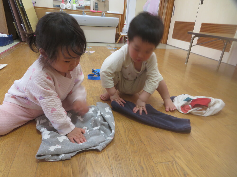 服を畳む様子 (1)