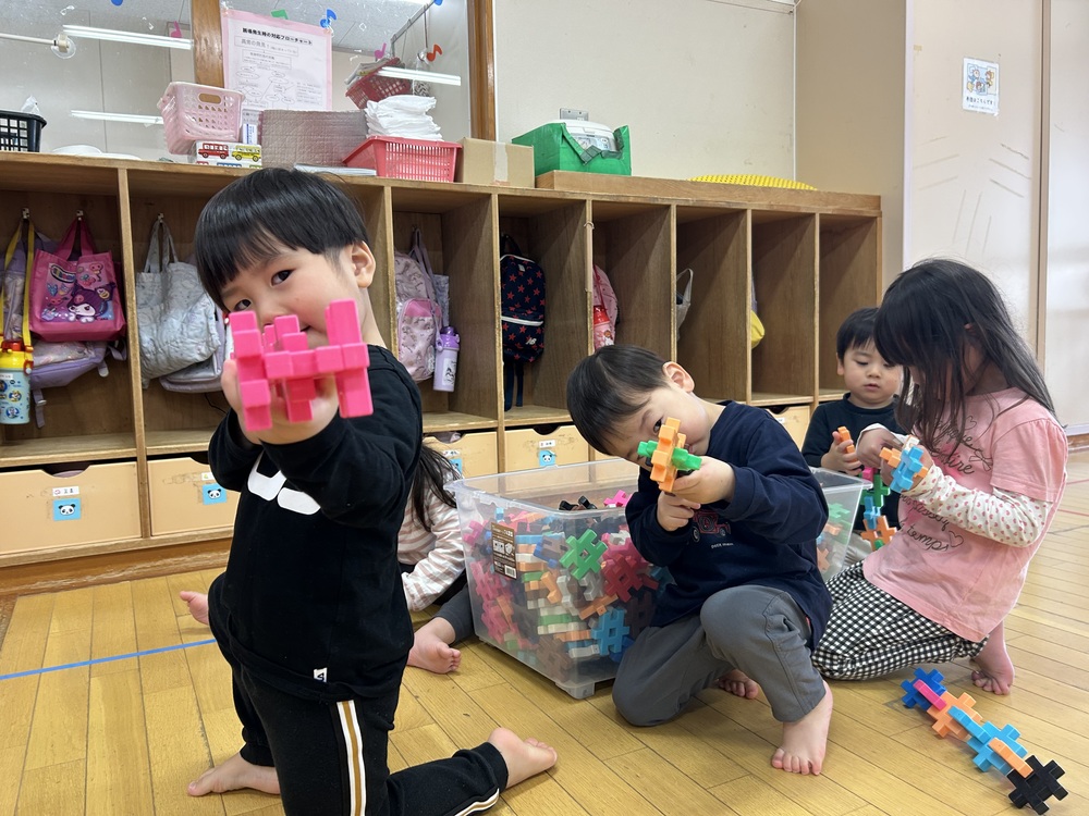 ブロックで遊ぶ子ども