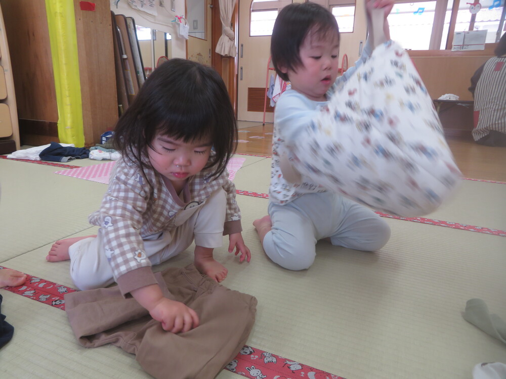 服を畳む様子 (2)