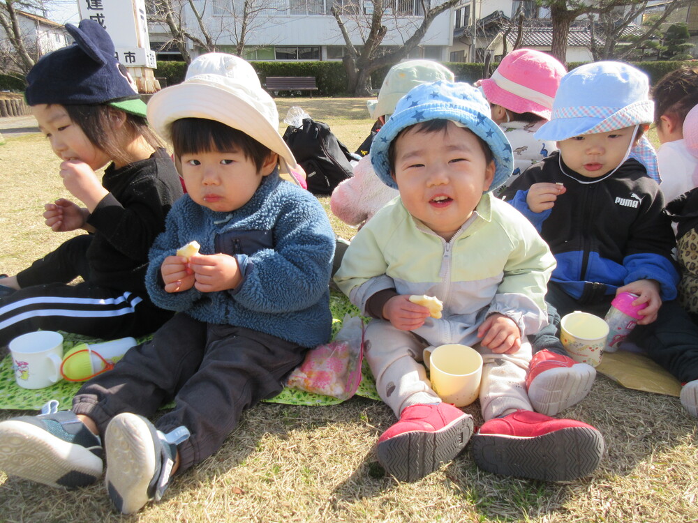 おやつを食べる様子 (2)