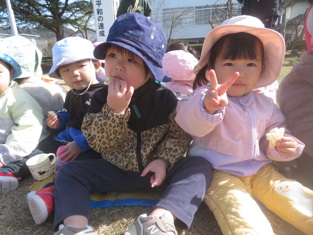 おやつを食べる様子
