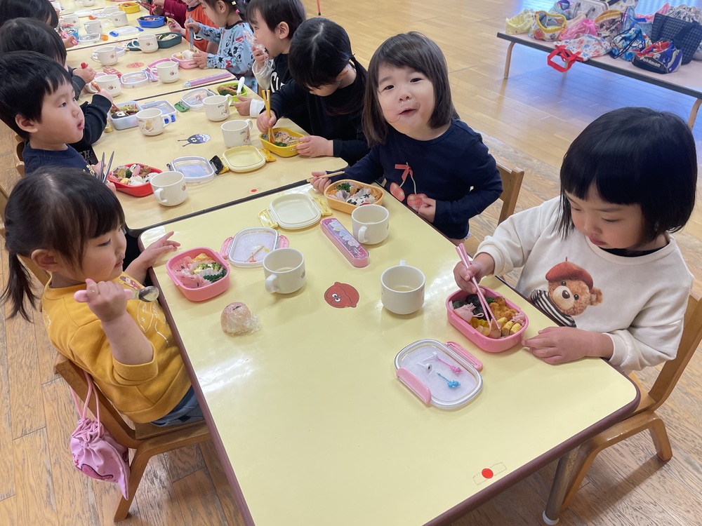 遠足を楽しむ子ども (5)