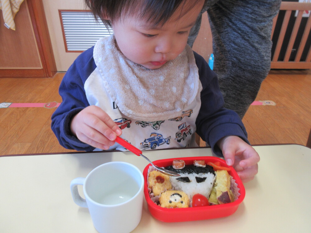 お弁当を食べる様子 (1)