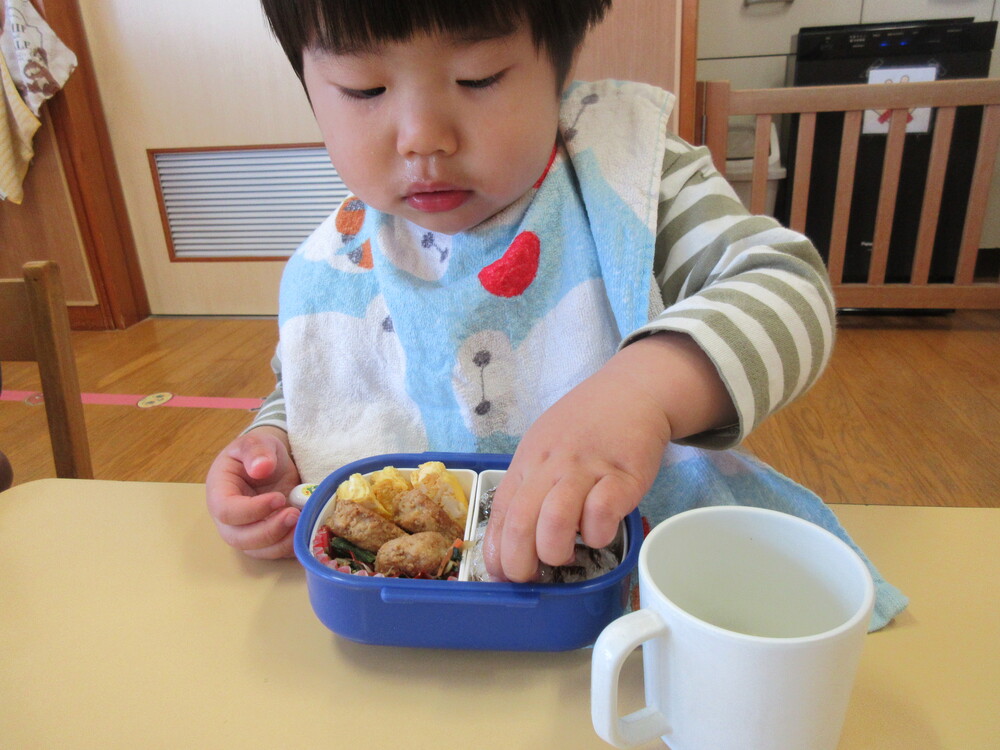 お弁当を食べる様子 (2)