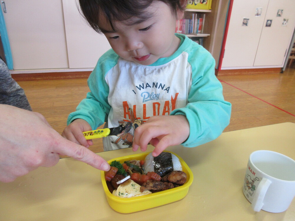 お弁当を食べる様子 (3)