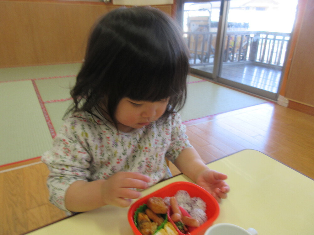 お弁当を食べる様子 (4)