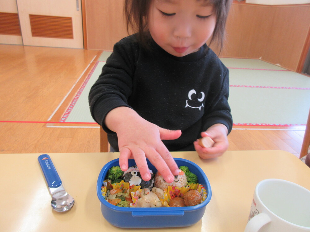 お弁当を食べる様子 (5)