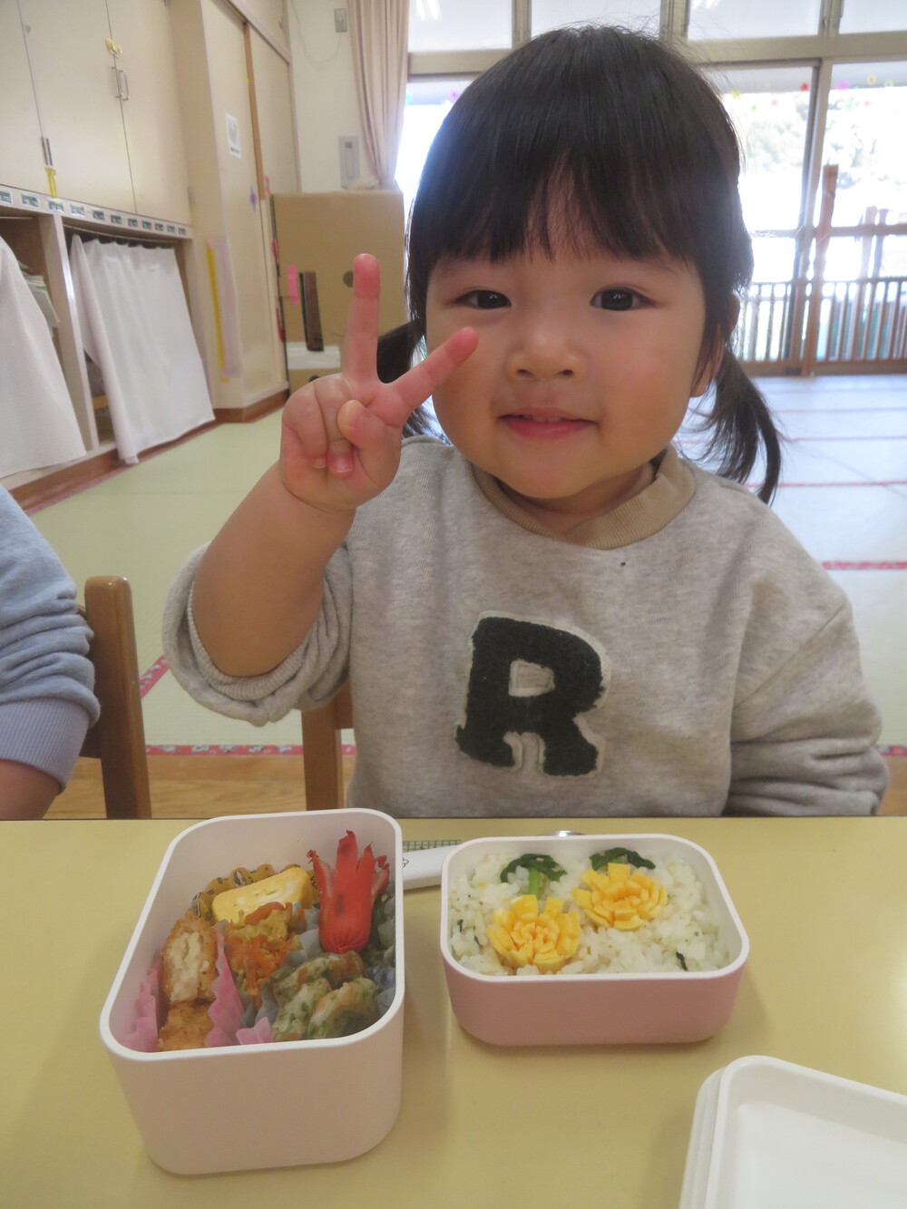 お弁当を食べる様子 (6)
