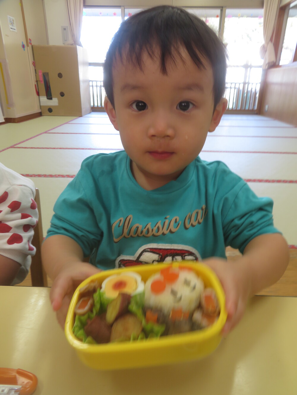 お弁当を食べる様子 (8)