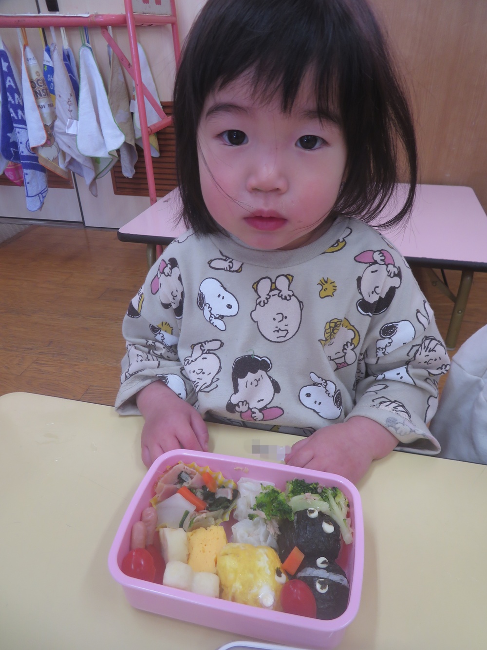 お弁当を食べる様子 (9)