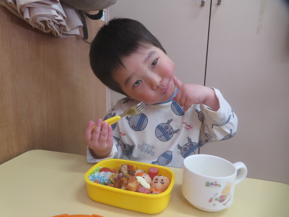 お弁当を食べる様子 (11)