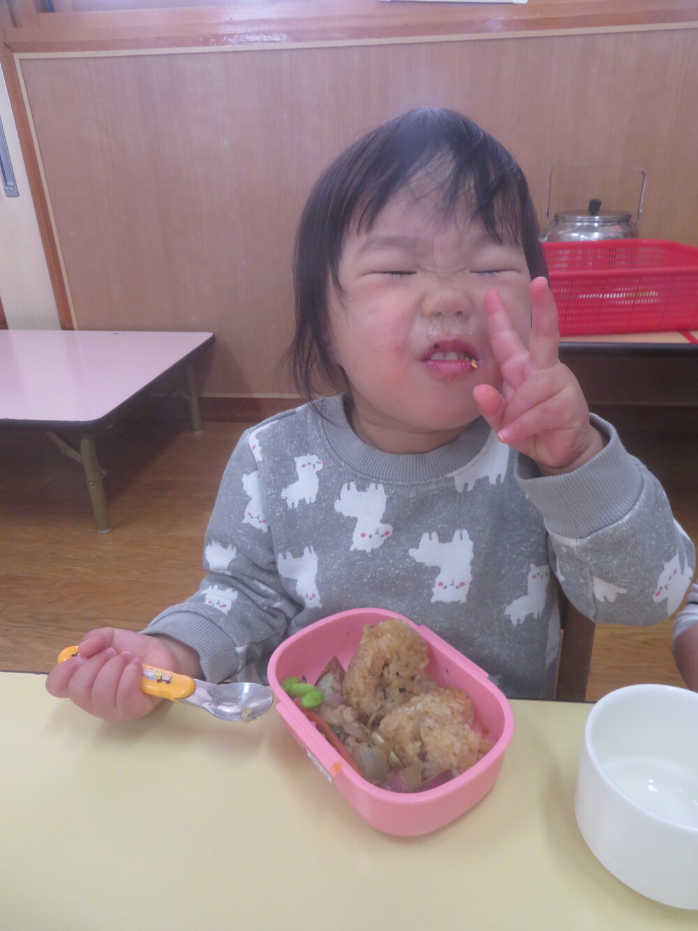 お弁当を食べる様子 (12)