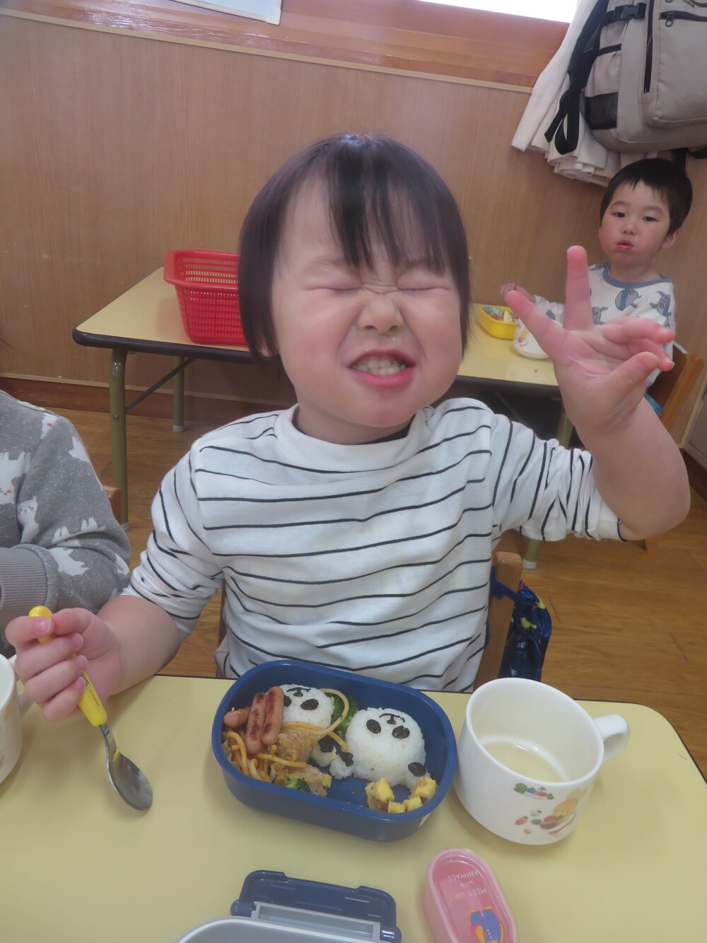 お弁当を食べる様子 (13)