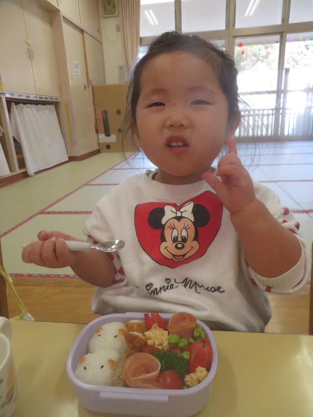 お弁当を食べる子ども