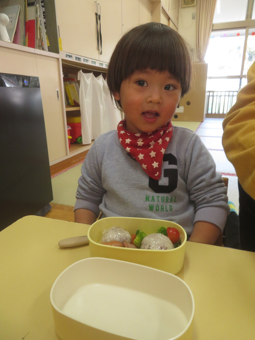 お弁当を食べる様子