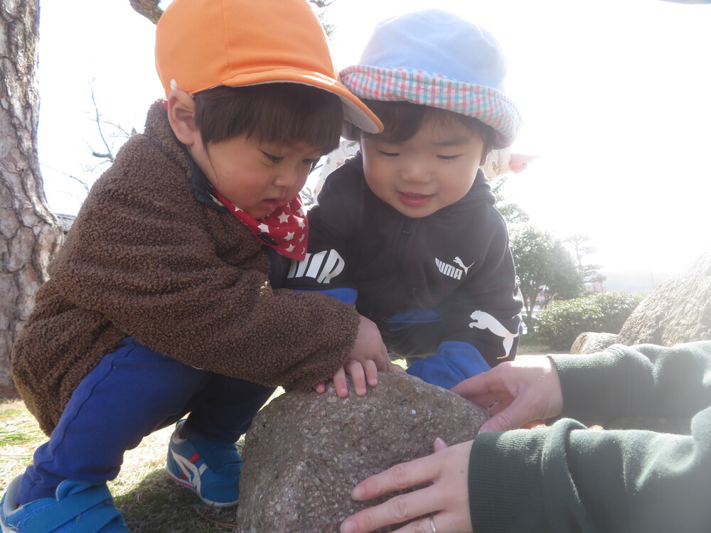 市民会館で遊ぶ子どもたち (1)