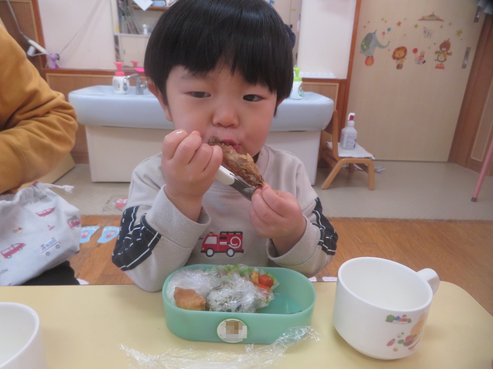 お弁当を食べる様子