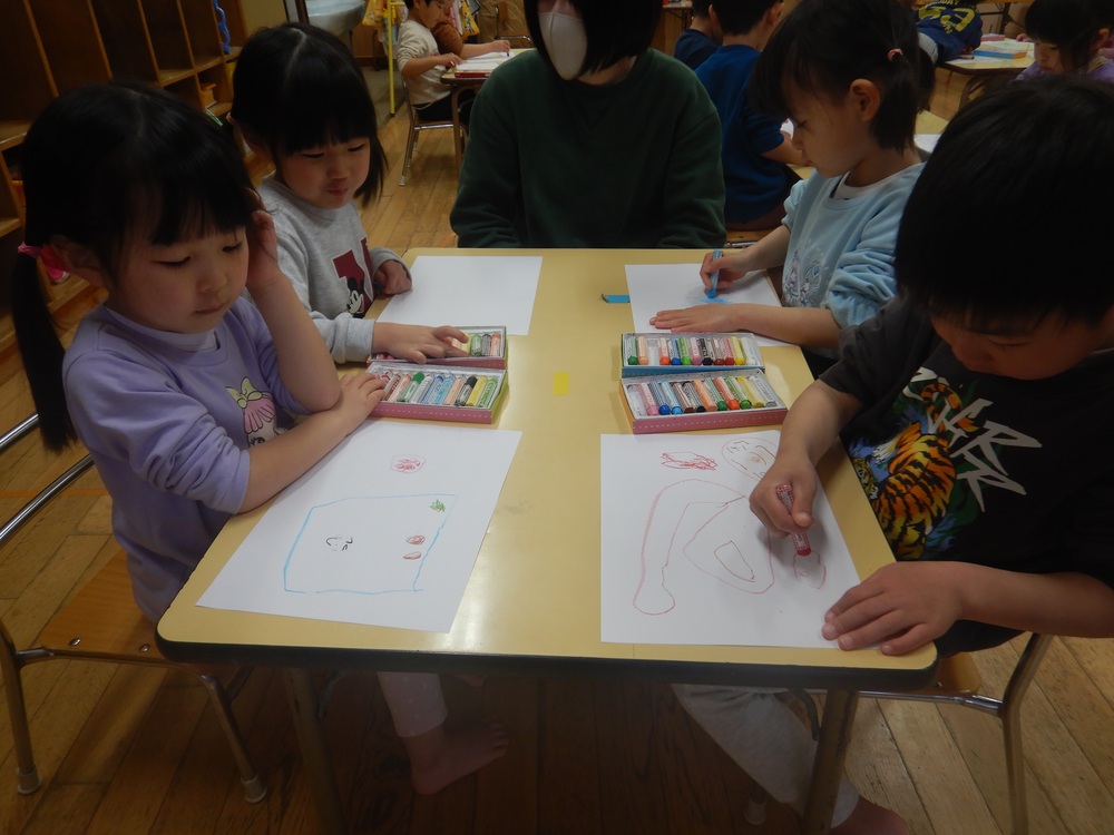 遠足の絵を描いている様子 (1)