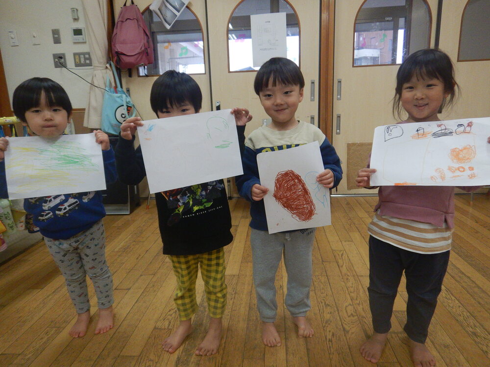 絵を見せながら、楽しかったことを発表している様子 (1)