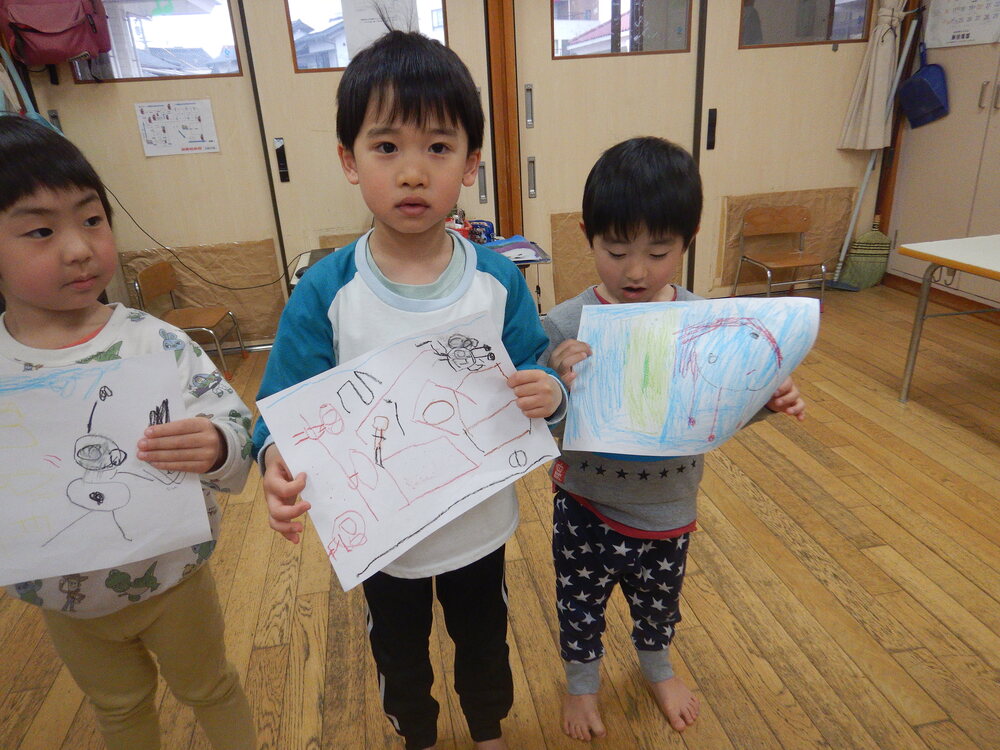 絵を見せながら、楽しかったことを発表している様子 (3)