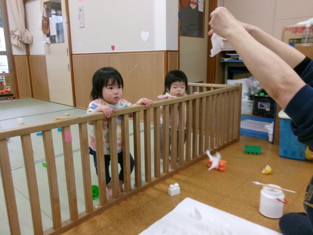 ティッシュを散らす