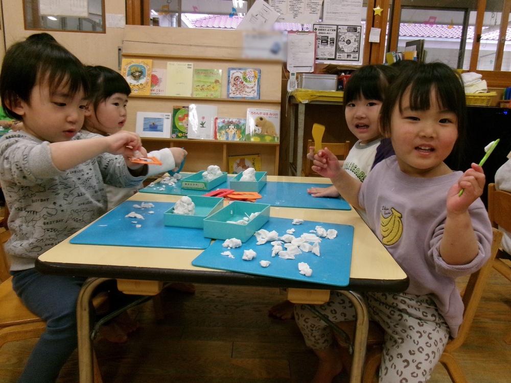 粘土で遊ぶ子ども (1)