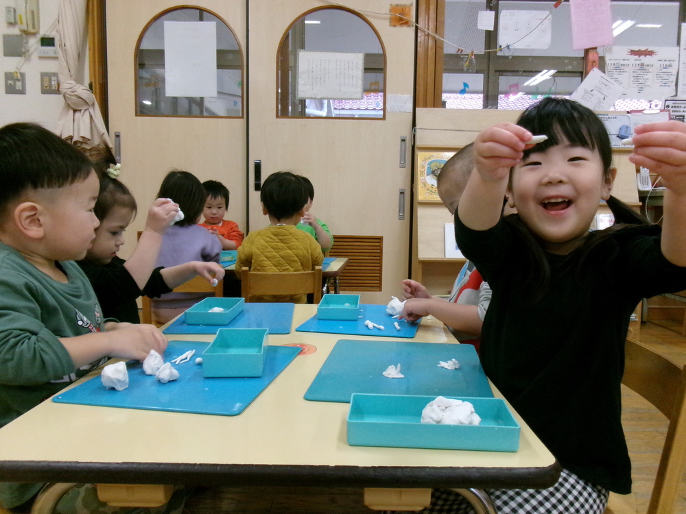 粘土で遊ぶ子ども (3)