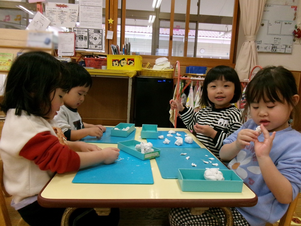 粘土で遊ぶ子ども (4)