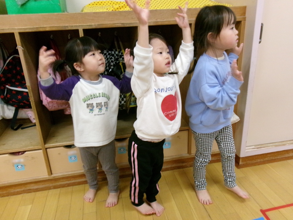 踊る子ども (1)