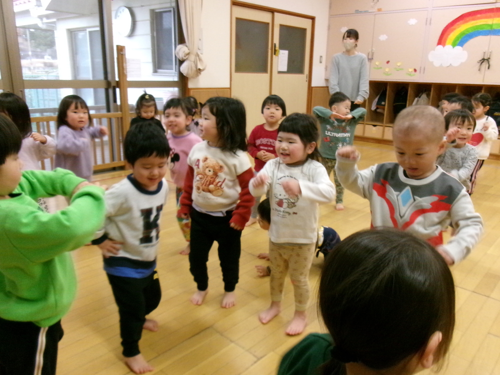 踊る子ども (3)