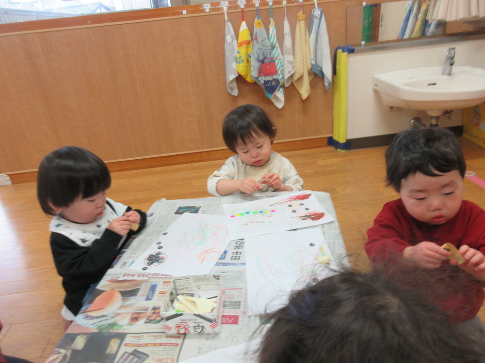 シール貼りの様子  (1)