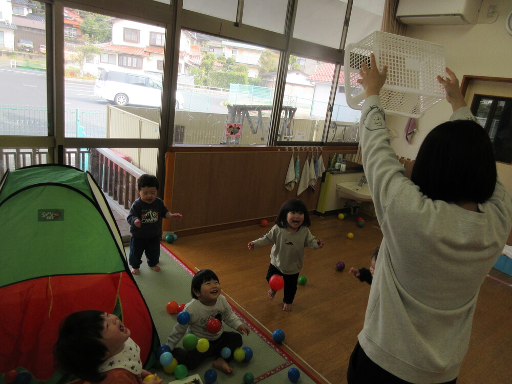 ボールで遊んでいる