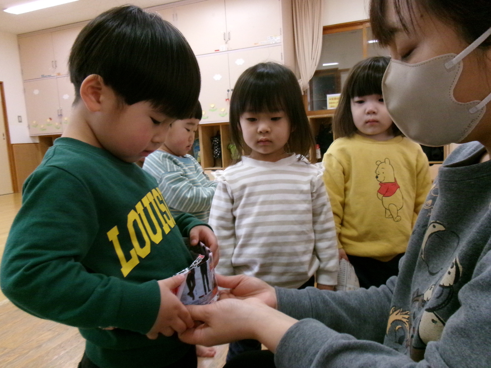 新聞紙で遊ぶ子ども (2)