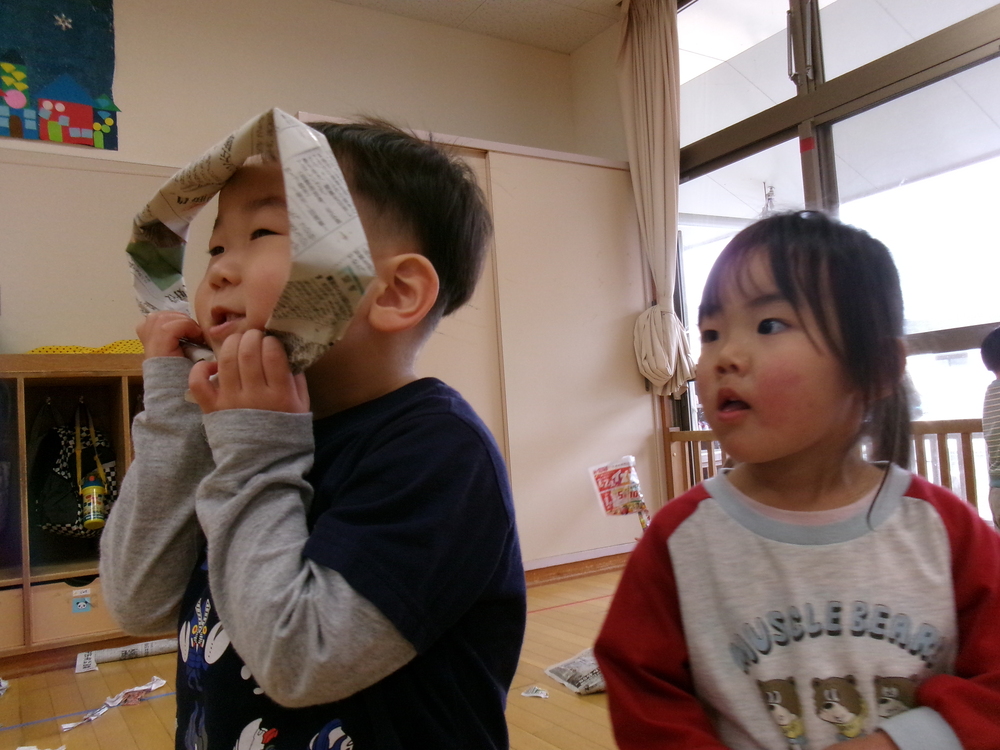 新聞紙で遊ぶ子ども (3)