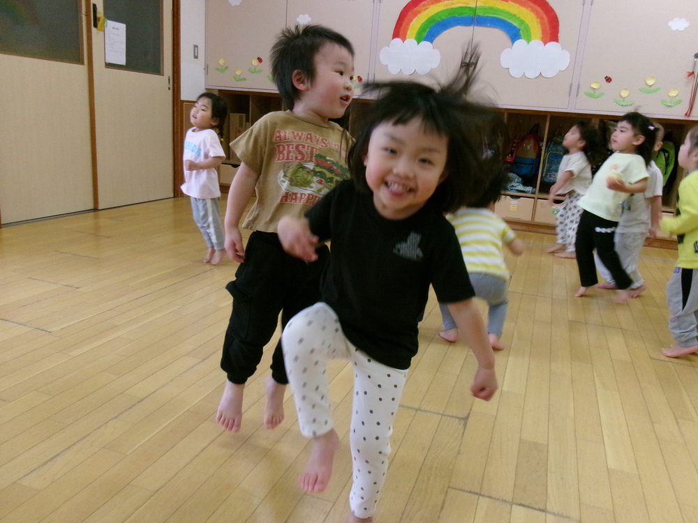 走る子ども (2)