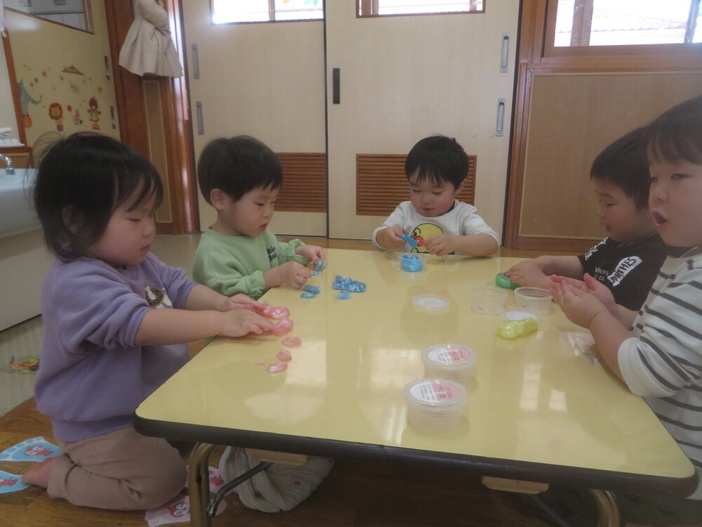ジェル粘土で遊ぶ様子 (6)