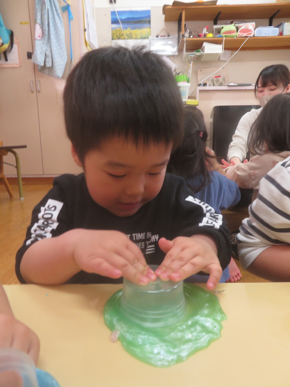 ジェル粘土で遊ぶ様子 (3)