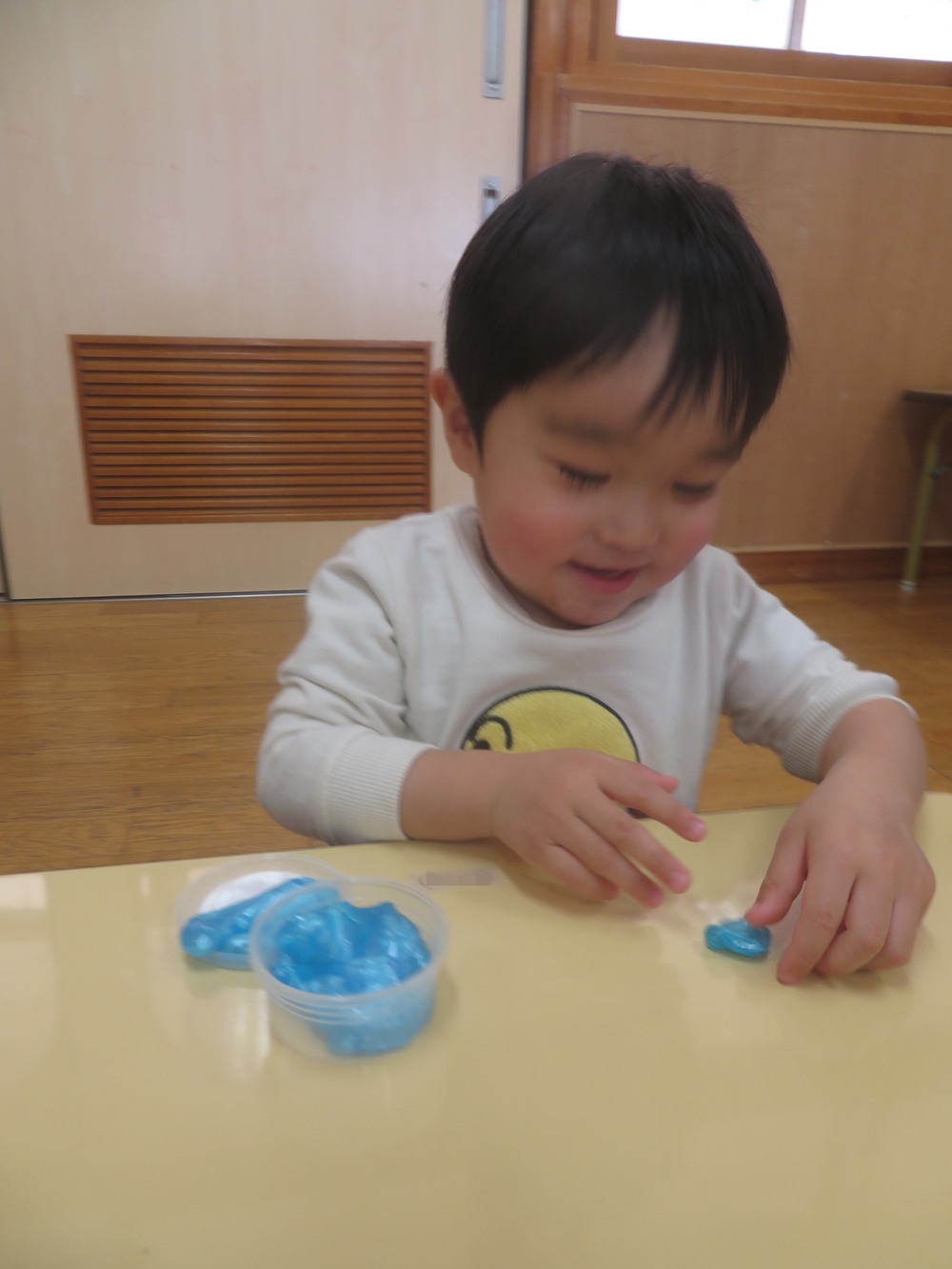 ジェル粘土で遊ぶ様子 (1)