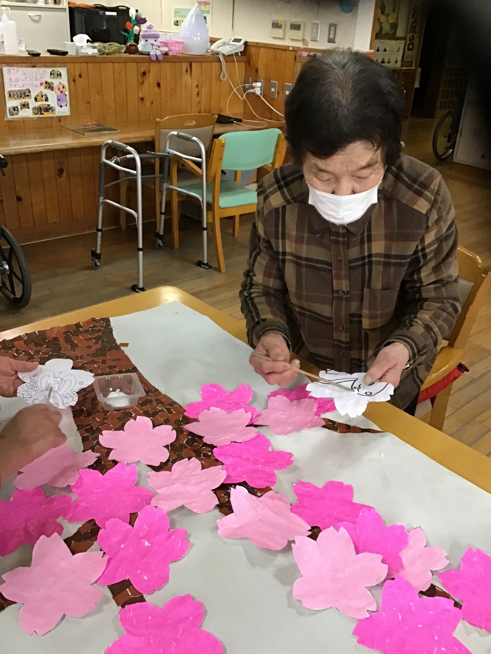 桜のちぎり絵をする利用者さん