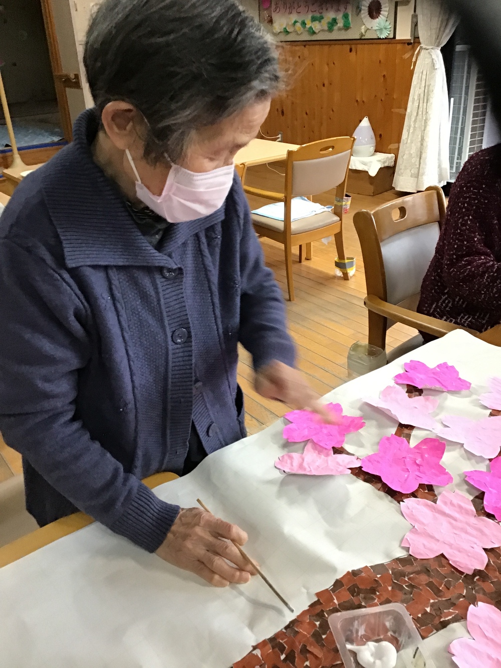 桜のちぎり絵をする利用者さん