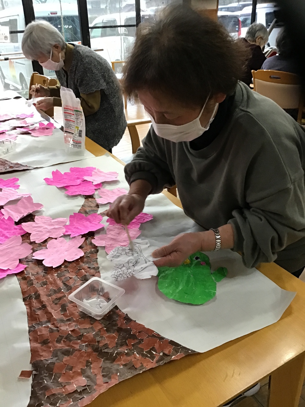 桜のちぎり絵をする利用者さん